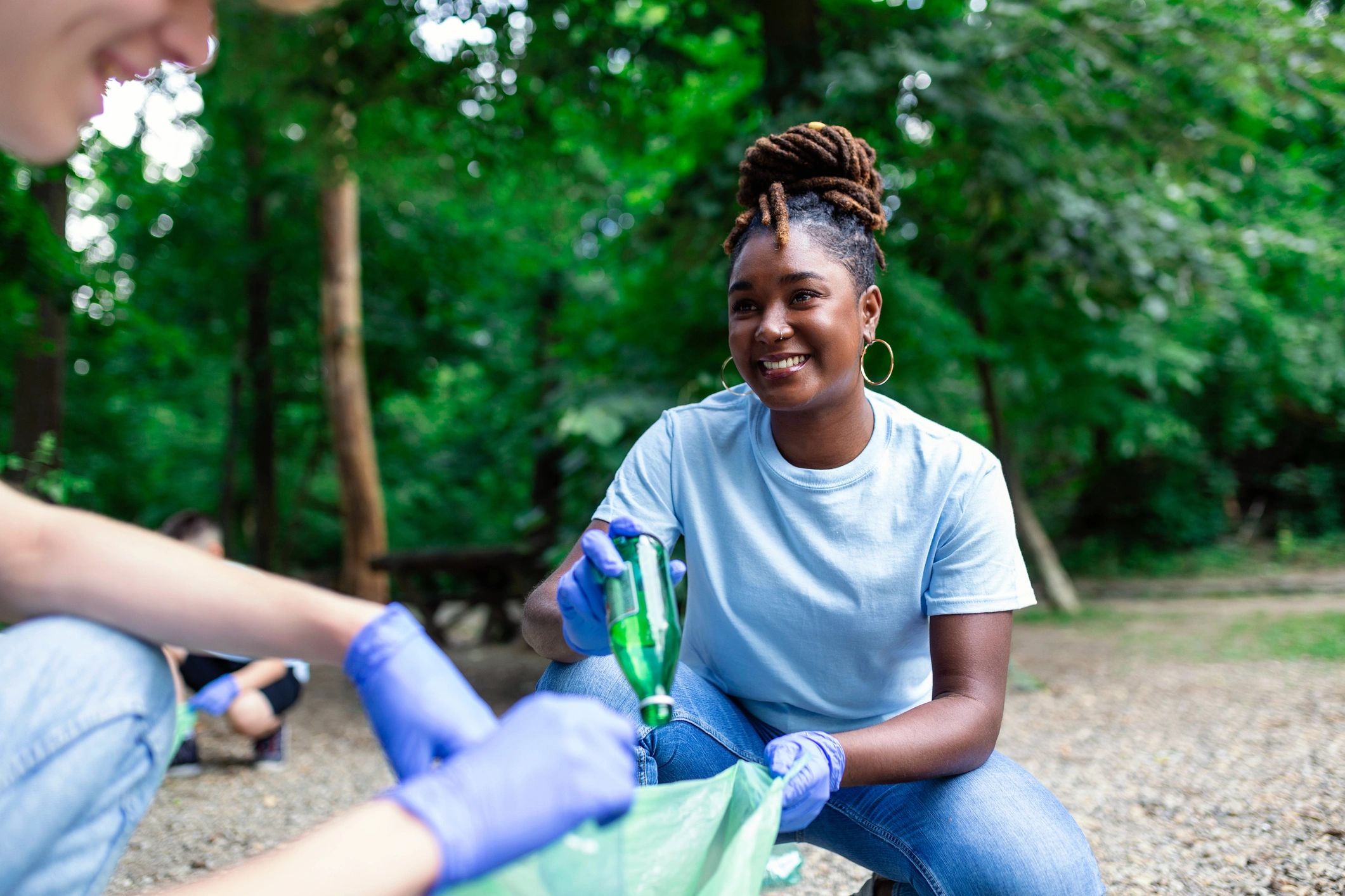 Grupo de personas colaborando en actividad ambiental