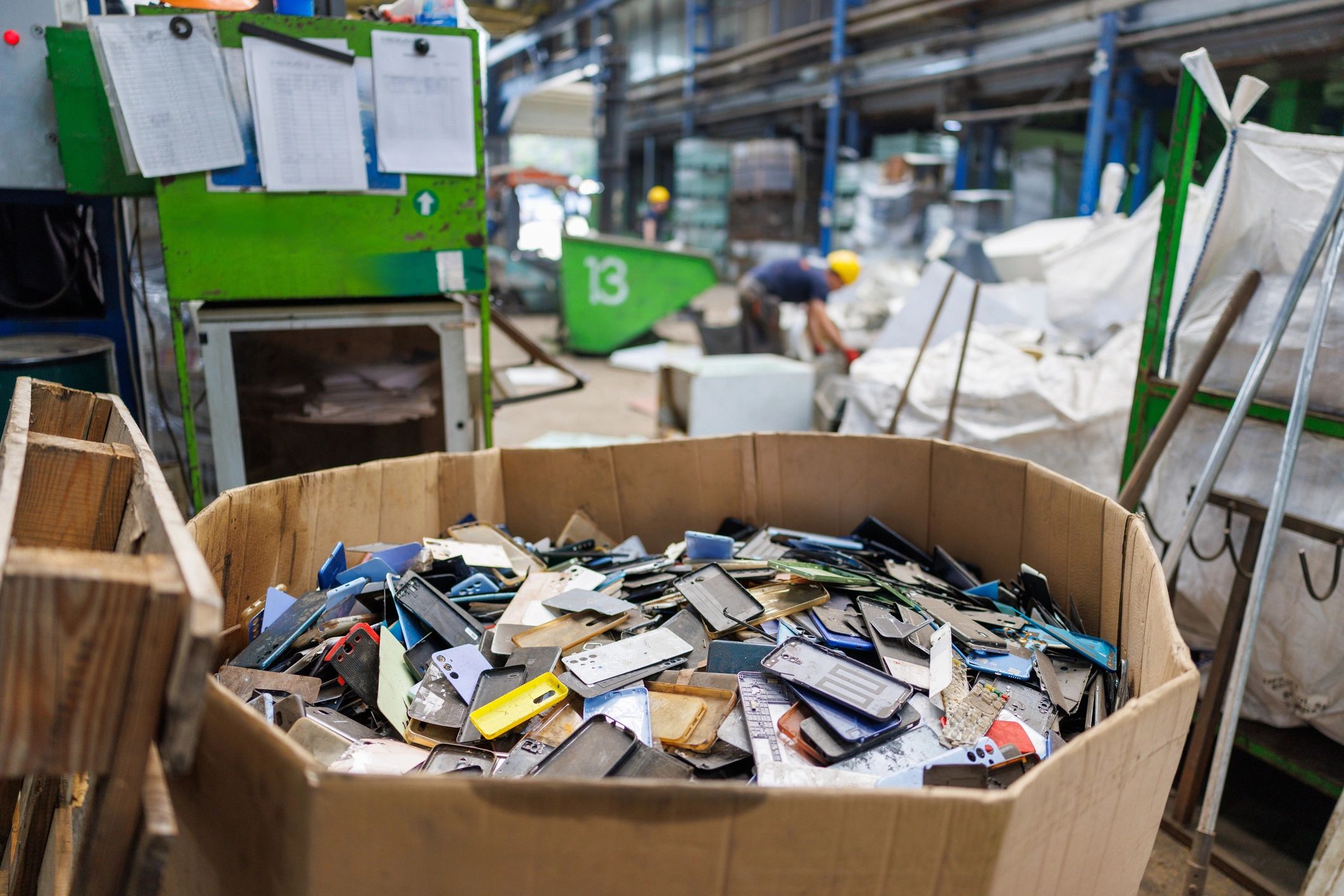 Contenedor con teléfonos y componentes electrónicos listos para reciclaje
