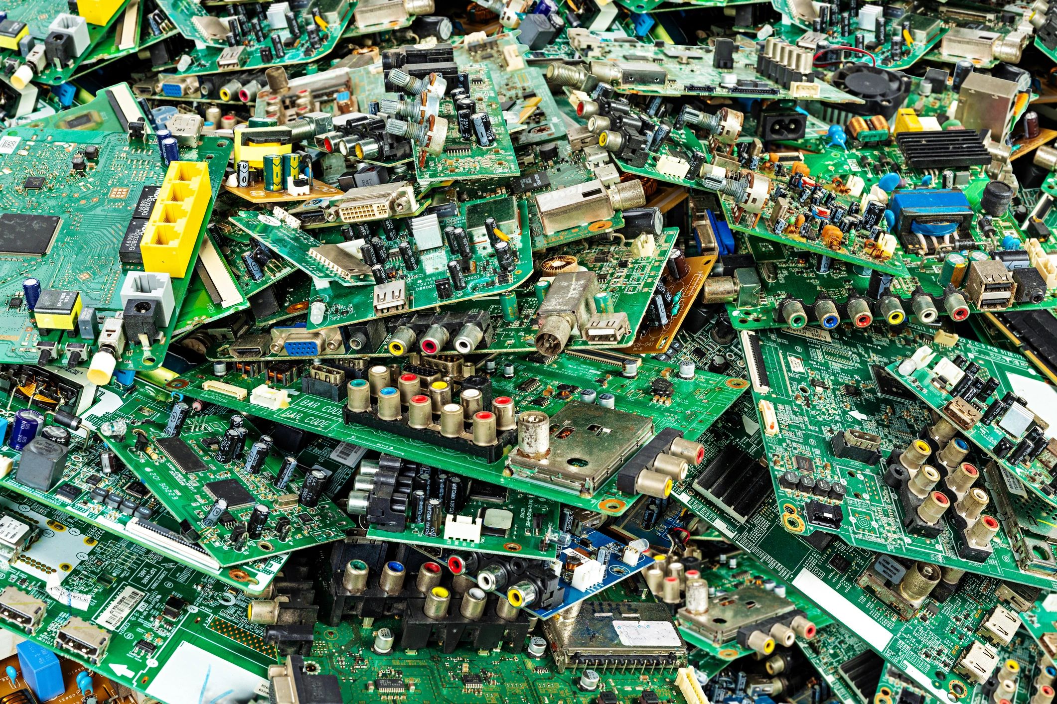 Placas electrónicas apiladas listas para reciclaje