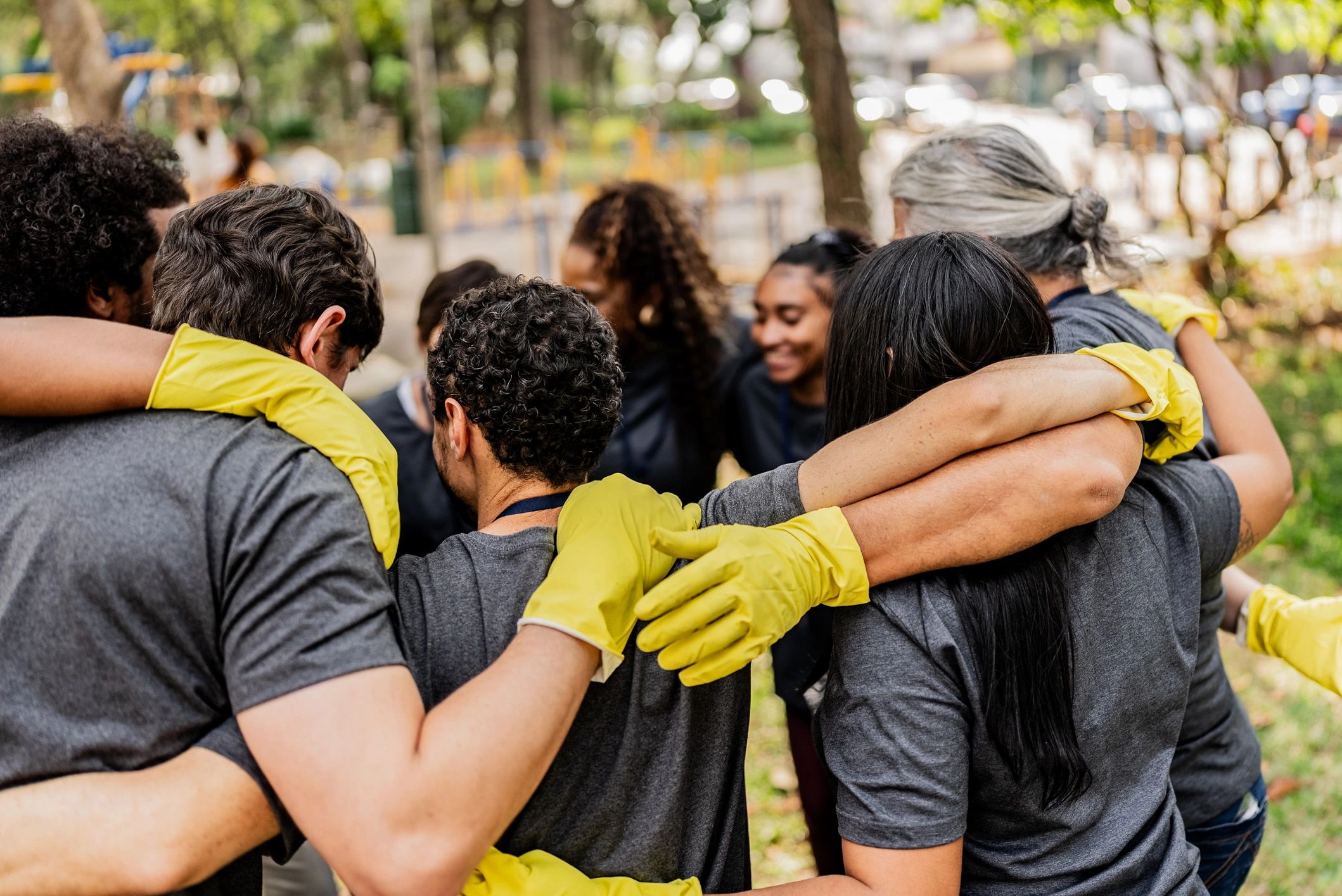Voluntarios abrazándose durante acción ambiental