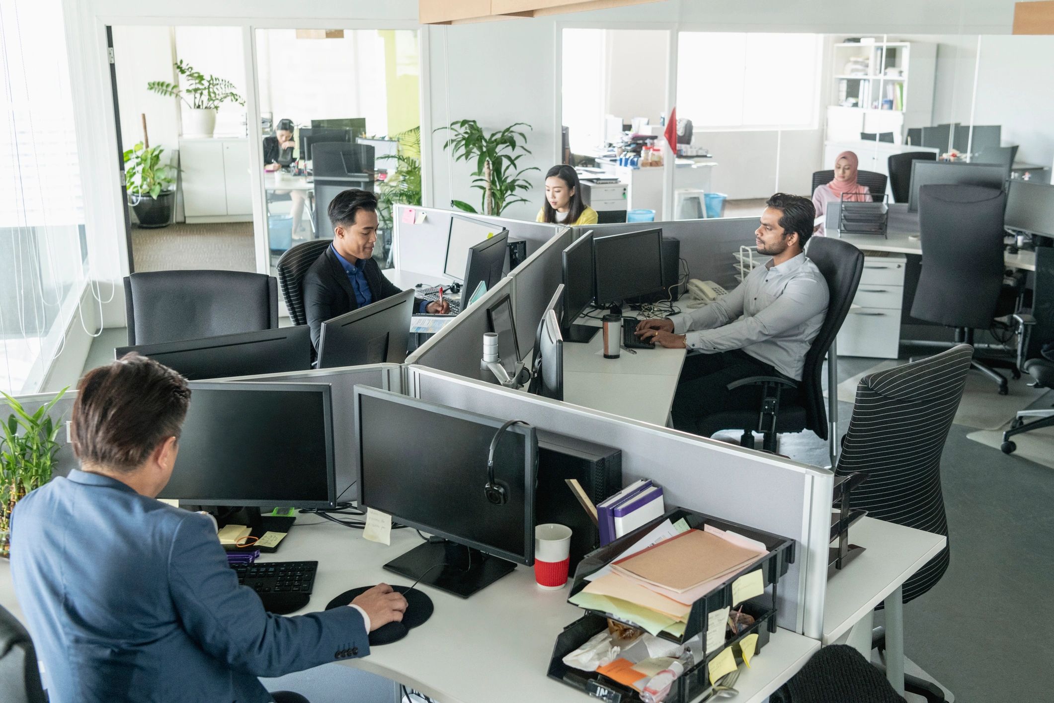 Equipo de oficina trabajando en computadoras
